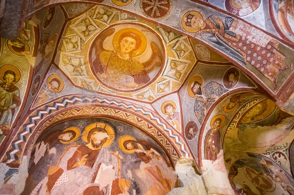 Потолок древней церкви — стоковое фото