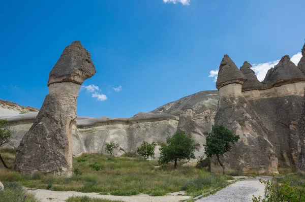 Каменные образования в каппадокии, индейке — стоковое фото