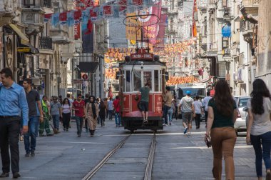 Istiklal Caddesi'nde kırmızı klasik tramvay