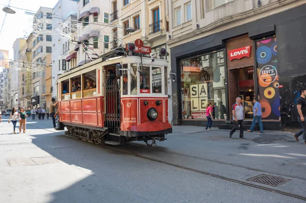 Czerwony tramwaj klasyczny w ulicy Istiklal — Zdjęcie stockowe