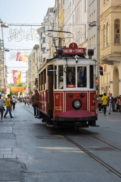 Eine rote klassische Straßenbahn in der Istiklal Straße — Stockfoto