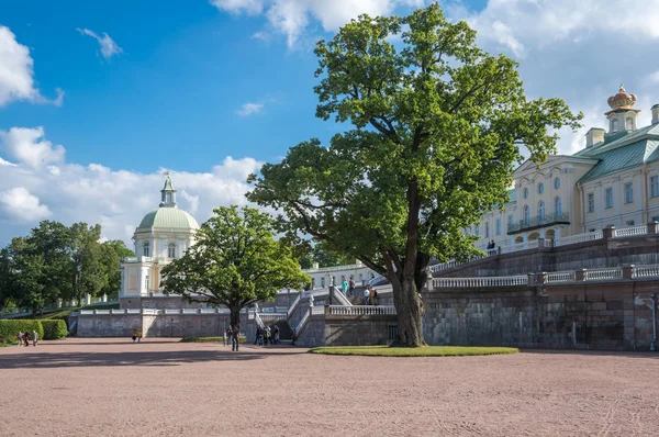 Der große menschikow-palast in oranienbaum — Stockfoto