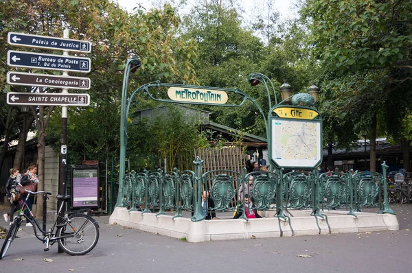 Entrada de metro en París —  Fotos de Stock