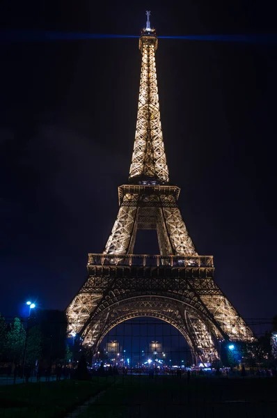 Tour Eiffel à noite — Fotografia de Stock