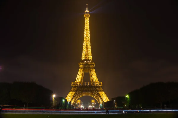 A torre eiffel durante a noite — Fotografia de Stock