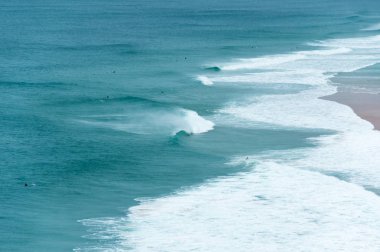 Atlantik Okyanusu kıyısında