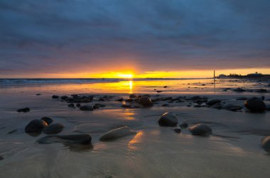 Günbatımı sahil Atlantik Okyanusu üzerinde