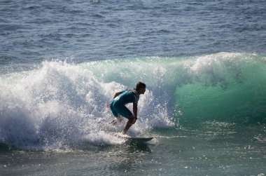 Deniz kıyısında Atlantik Okyanusu üzerinde sörf