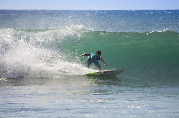 Morze, surfing na wybrzeżu Oceanu Atlantyckiego — Zdjęcie stockowe