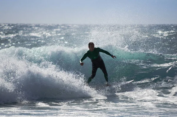 Surfe no mar na costa do Oceano Atlântico — Fotografia de Stock