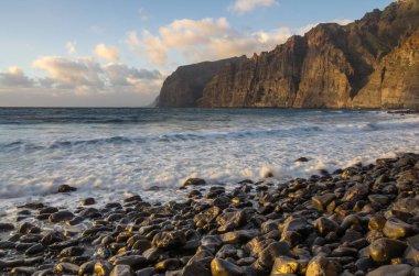 Cliffs Los Gigantes gün batımında