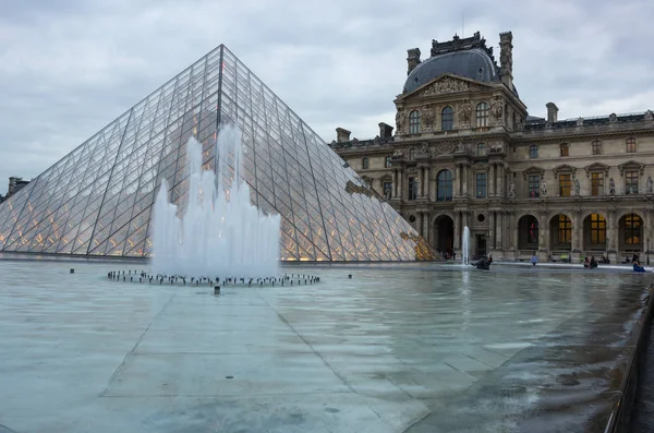 Louvre v Paříži, Francie — Stock fotografie