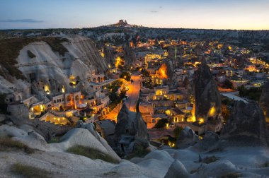 Günbatımı şehirde Göreme