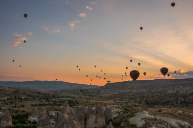 Kapadokya üzerinde sıcak hava balonları