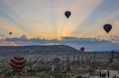 Kapadokya üzerinde sıcak hava balonları