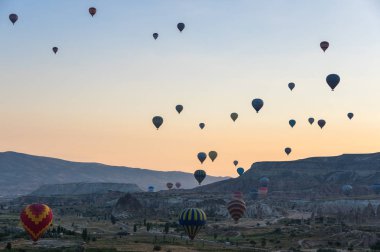 Kapadokya üzerinde sıcak hava balonları