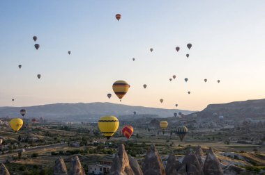 Kapadokya üzerinde sıcak hava balonları