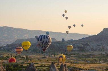 Kapadokya üzerinde sıcak hava balonları