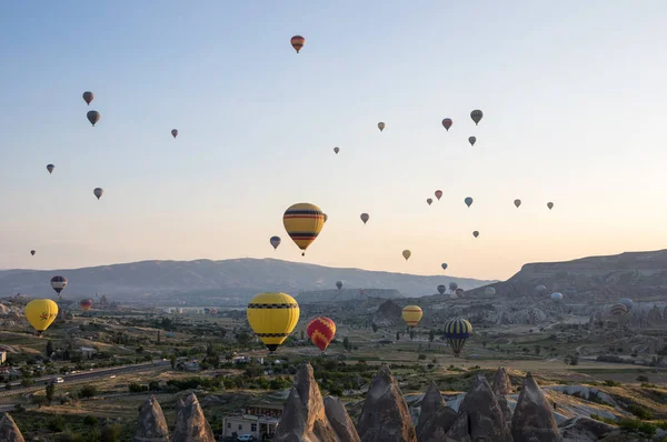 Globos de aire caliente sobre Capadocia — Foto de Stock