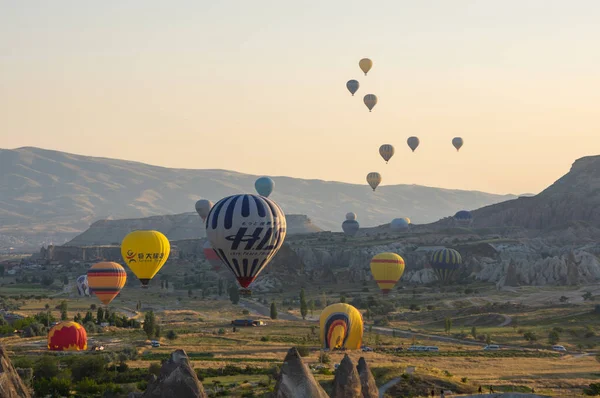 Luchtballonnen boven Cappadocië — Stockfoto