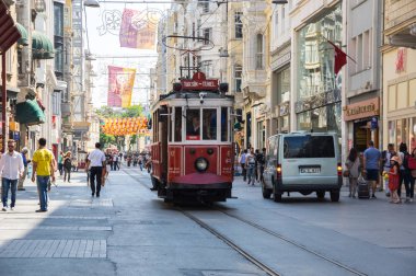 Istiklal Caddesi'nde kırmızı klasik tramvay