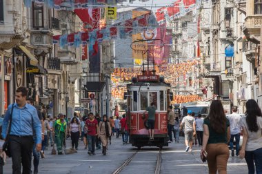 Istiklal Caddesi'nde kırmızı klasik tramvay