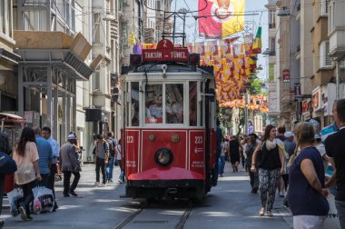 Istiklal Caddesi'nde kırmızı klasik tramvay