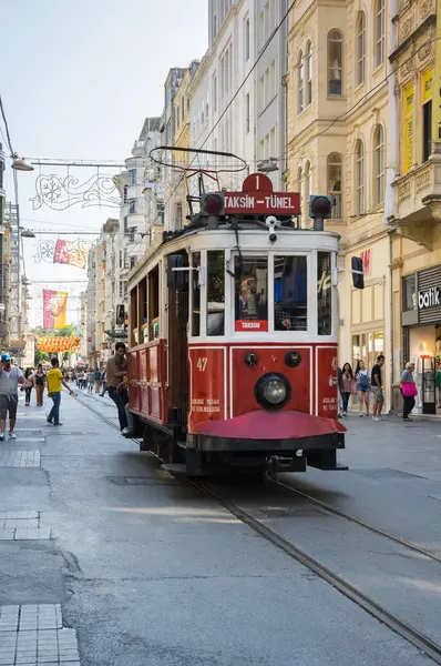 En röd klassisk spårvagn i Istiklalgatan — Stockfoto