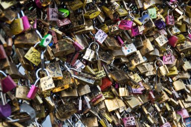 bir köprü kilitler