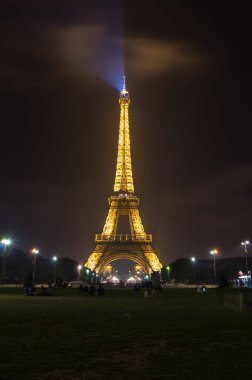 Geceleyin Eyfel Kulesi