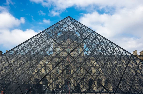 La pirámide del Louvre —  Fotos de Stock