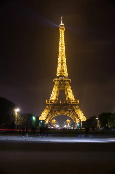 De eiffeltoren in de nacht — Stockfoto