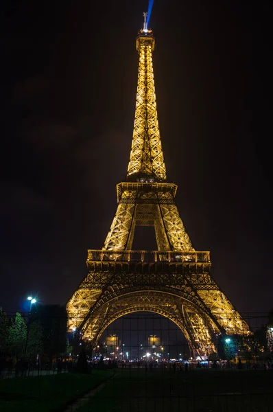 Tour Eiffel à noite — Fotografia de Stock