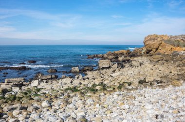 Atlantik Okyanusu kıyısında