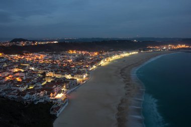 Atlantik Okyanusu kıyısında