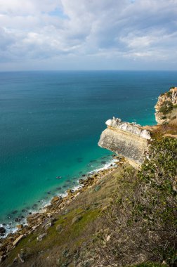 Atlantik Okyanusu kıyısında