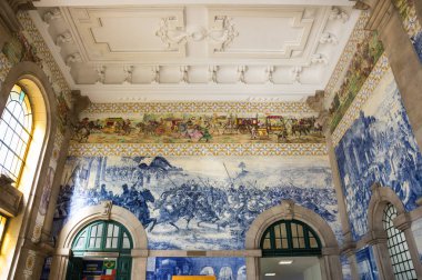 Sao Bento tren istasyonu Porto, ünlü Azulejo panelinde, 