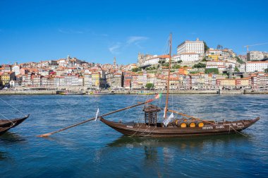 Douro nehre tipik şarap tekneleri