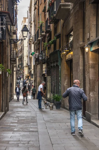 Calle estrecha en el barrio gótico de Barcelona —  Fotos de Stock