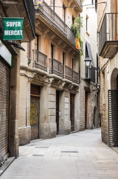 Calle estrecha en el barrio gótico de Barcelona —  Fotos de Stock