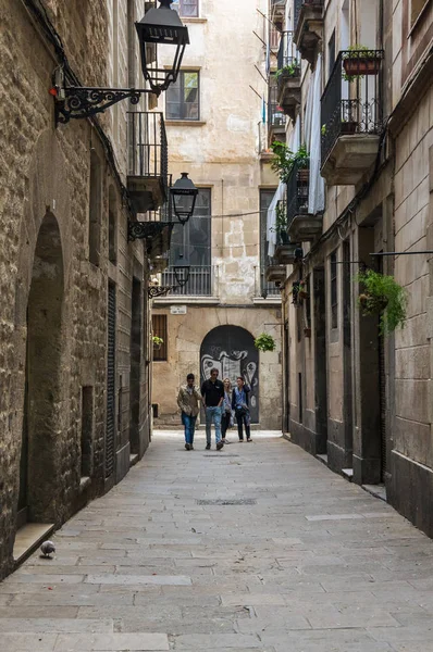 Narrow street in gothic quarter of Barcelona — Stock Photo, Image