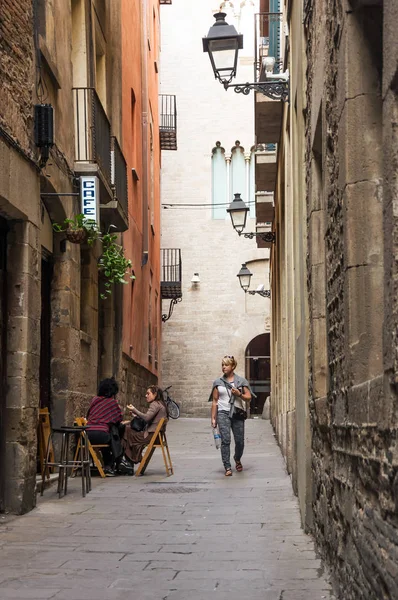 Strada stretta nel quartiere gotico di Barcellona — Foto Stock