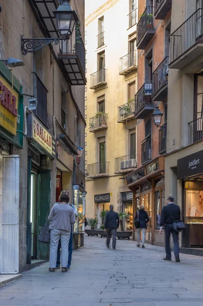 Strada stretta nel quartiere gotico di Barcellona — Foto Stock