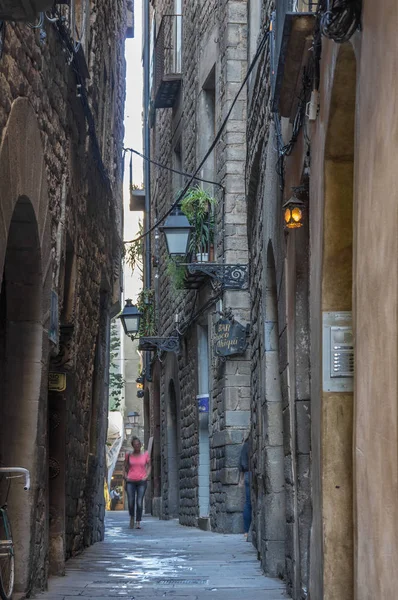 Smal straatje in gotische wijk van Barcelona — Stockfoto