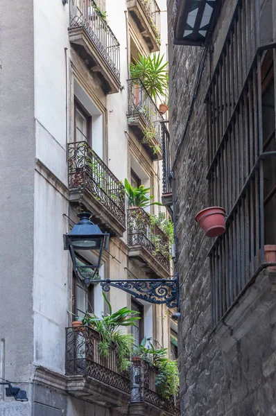 Calle estrecha en el barrio gótico de Barcelona — Foto de Stock