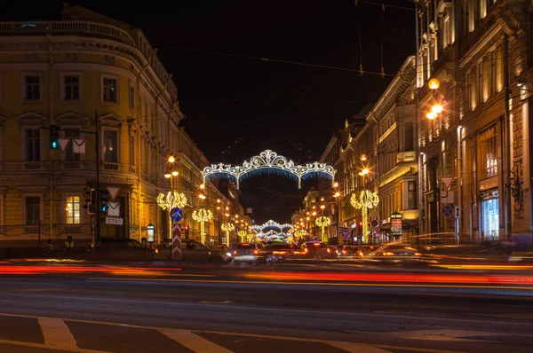 Nevskij Prospekt i natten — Stockfoto