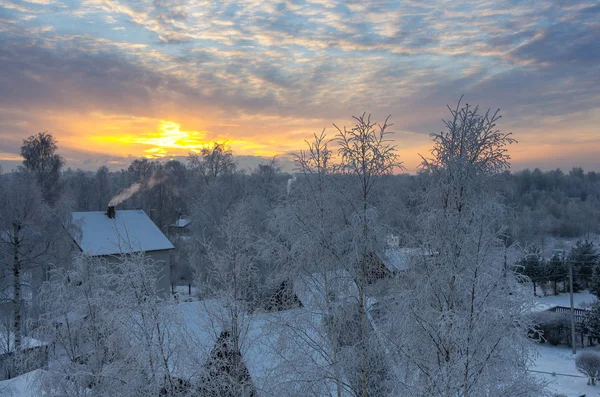 Zonsondergang boven het dorp — Stockfoto