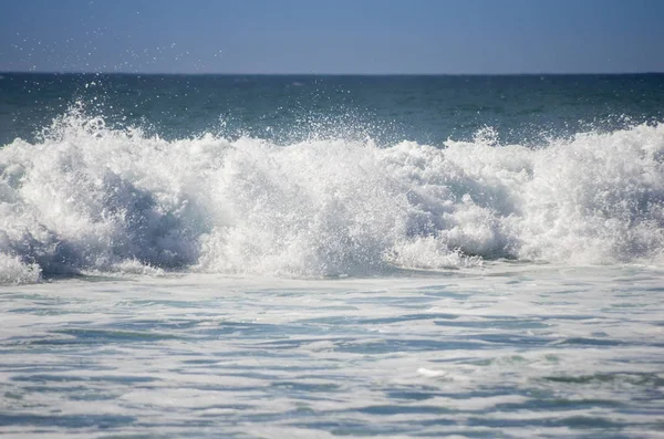 Onda oceanica sulla costa dell'oceano Atlantico — Foto Stock