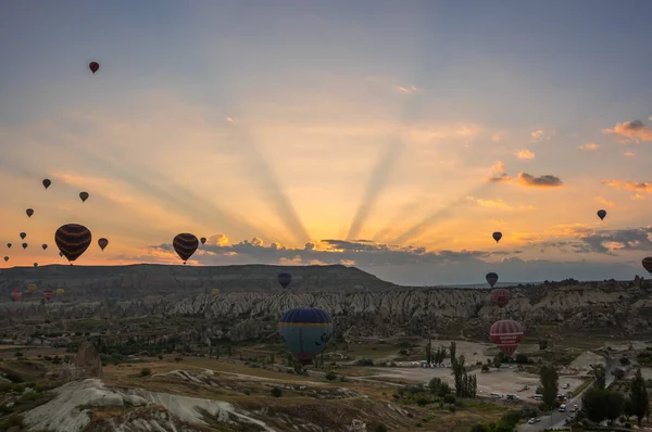 Kapadokya üzerinde sıcak hava balonları