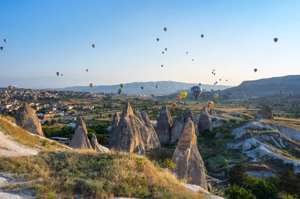 Globos de aire caliente sobre Capadocia — Foto de Stock